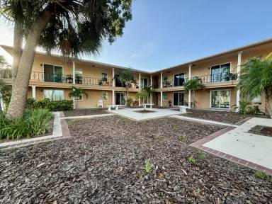 Main picture of 105 S Spring Blvd