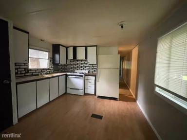 Main picture of 2006 10th Ave N