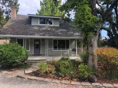 Main picture of 1825 Siskiyou Blvd