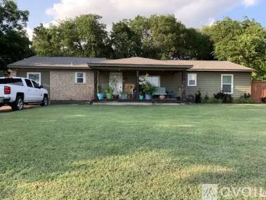 Main picture of 305 Buckingham Rd