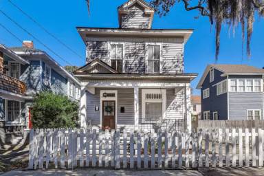 Main picture of 117 W 6th St