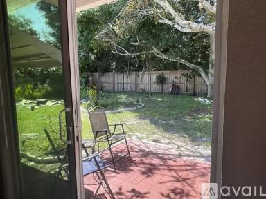 Main picture of 927 Lake Dr