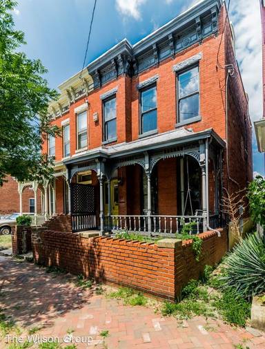 Main picture of 300 W Clay St
