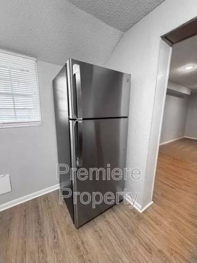 Main picture of 1027 E Stone St