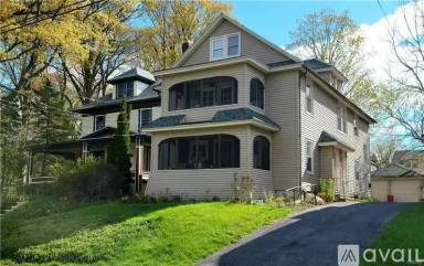 Main picture of 105 Arlington Ave