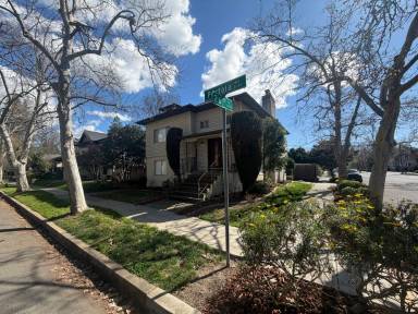 Main picture of 2600 Portola Way