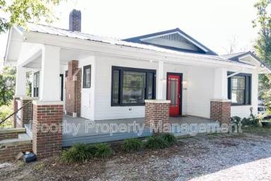 Main picture of 910 S Crest Rd