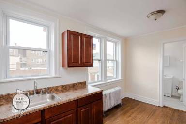 Main picture of 5011 W Cermak Rd