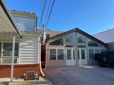 Main picture of 120 E Main St
