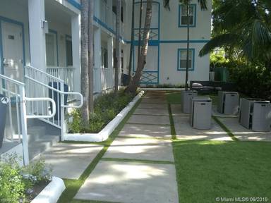 Main picture of 245 NE 33rd St