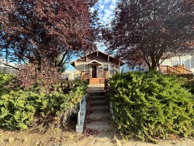 Main picture of 421 W Broadway St