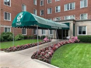 Main picture of 19425 Van Aken Blvd