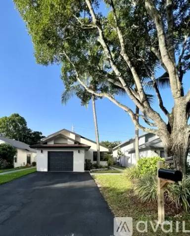 Main picture of 565 Lakeside Cir