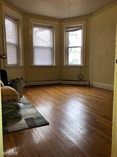 Main picture of 1840 Commonwealth Ave