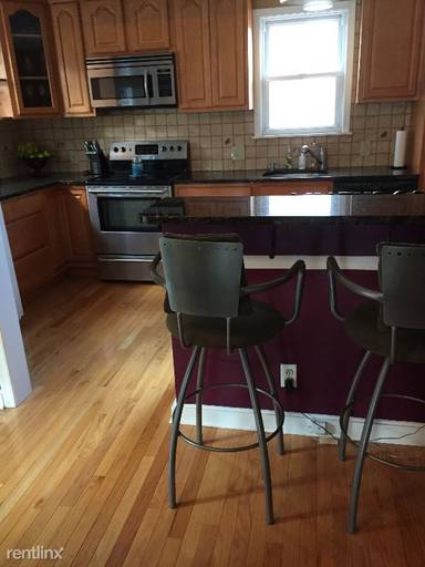 Main picture of 596 Acorn St
