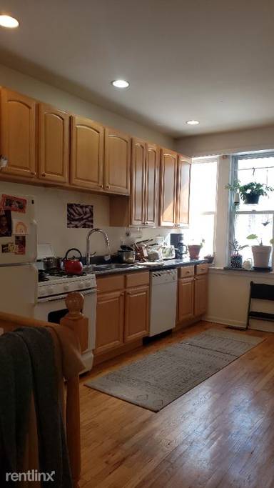 Main picture of 2109 W Schiller St