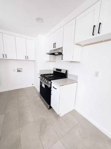 Main picture of 4084 W 129th St