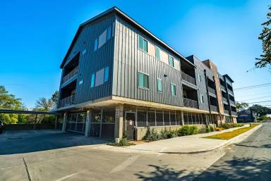 Main picture of 100 W Mockingbird Ln
