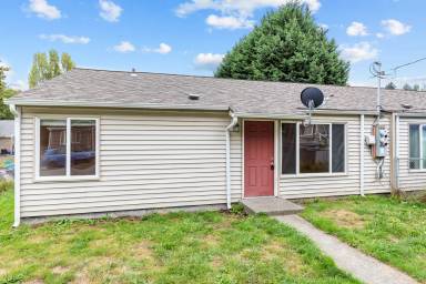 Main picture of 1552 Bloomington Ave