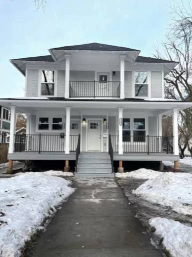 Main picture of 1902 W 10th Ave