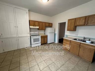 Main picture of 42 E Franklin St