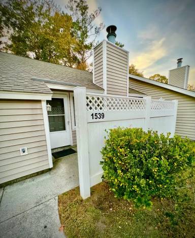 Main picture of 1539 College Way