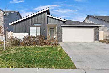 Main picture of 5050 W Grand Rapids Dr