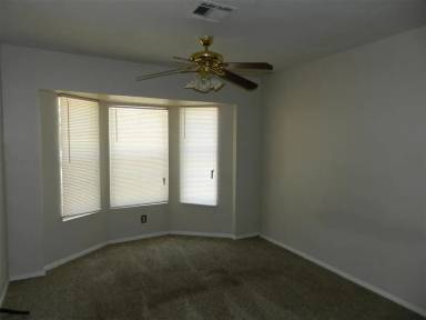 Main picture of 5812 NW Oak Ave
