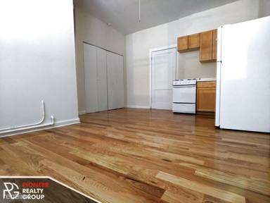 Main picture of 1050 W George St