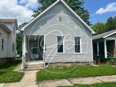 Main picture of 319 E Streicher St