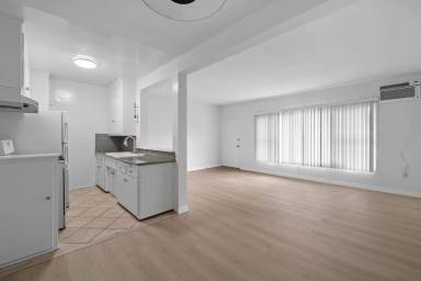 Main picture of 147 N La Peer Dr