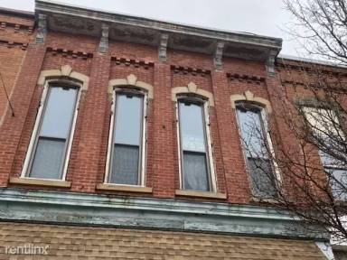 Main picture of 106 1/2 E Main St