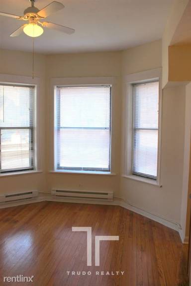 Main picture of 923 W Waveland Ave