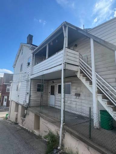 Main picture of 910 PENN ST