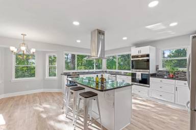 Main picture of 555 Benson Dr