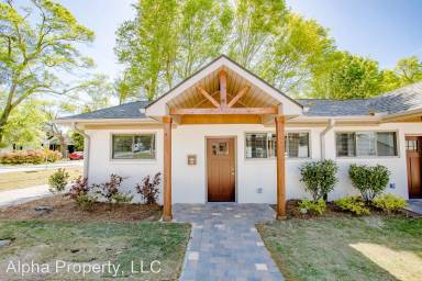 Main picture of 304 W College St