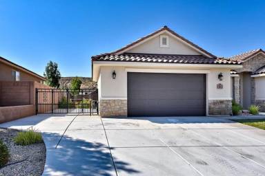 Main picture of 221 E Munich Dr