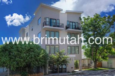 Main picture of 945 S. Washington St.