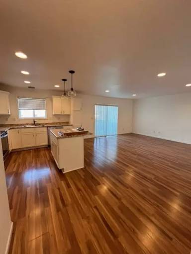 Main picture of 1625 10th Ave E