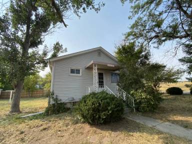 Main picture of 821 W 7th St