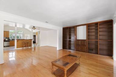 Main picture of 18200 Gresham St