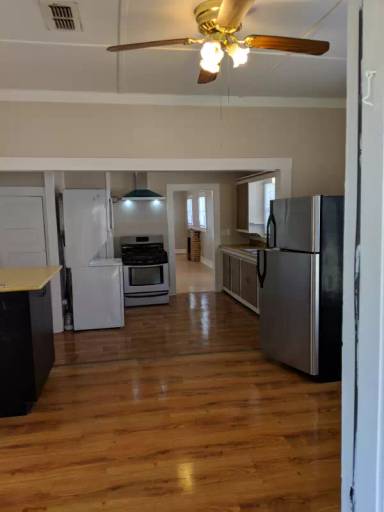 Main picture of 920 S Grand Ave