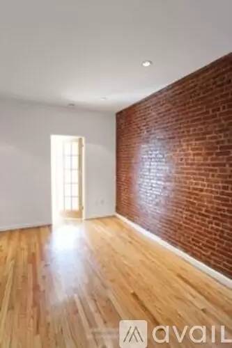 Main picture of 121 East 82nd St