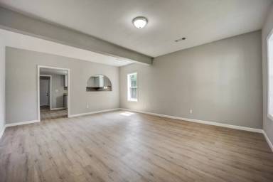 Main picture of 1900 S R St