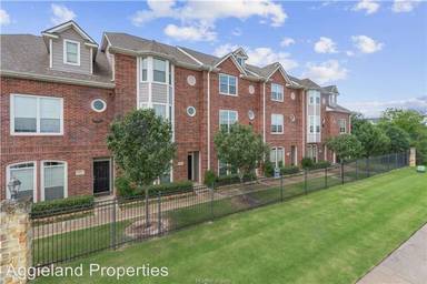 Main picture of Lakeridge Townhomes