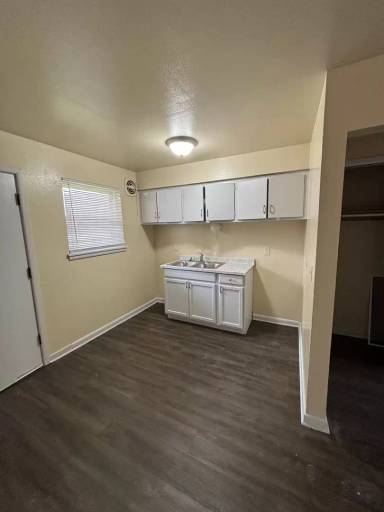 Main picture of 810 W Lapham Blvd