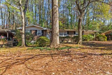 Main picture of 2304 Capehart Cir NE