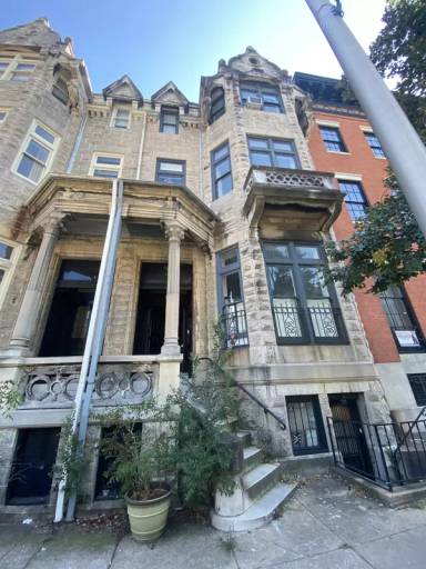 Main picture of 111 W Monument St