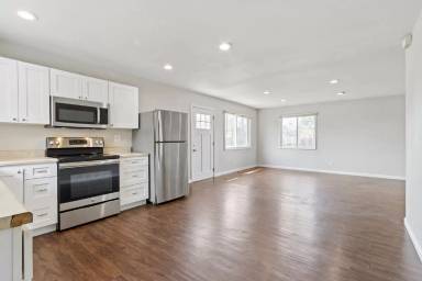 Main picture of 813 E 57th St