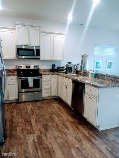 Main picture of 104 Trails Cir W